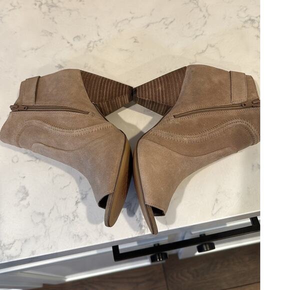 Vince Camuto Khaki Verona Ennley suede Bootie open toe shoes size 7.5 neutral - Picture 6 of 9